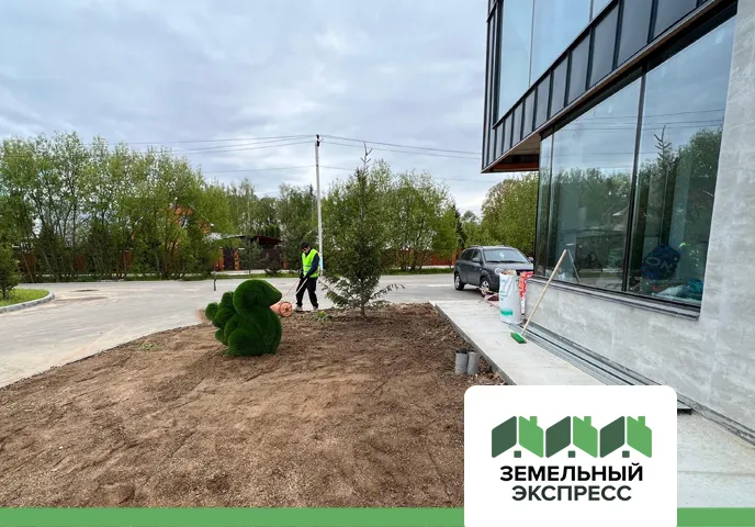 Продолжаются работы по обустройству въездной группы поселка "Грибоедово"