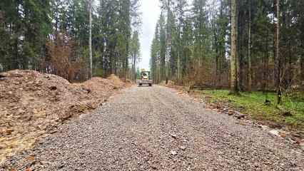 В коттеджном посёлке «РигаЛес» приступили к планировке щебня