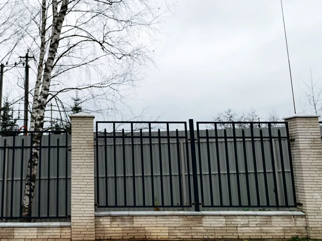 «Каретный ряд»: ведётся обустройство ограждения территории