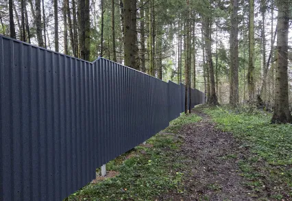 Завершены работы по возведению забора между КП «РигаЛес» и «Каретный Ряд»