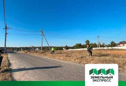 КП "Фаворит" производится покос газона.