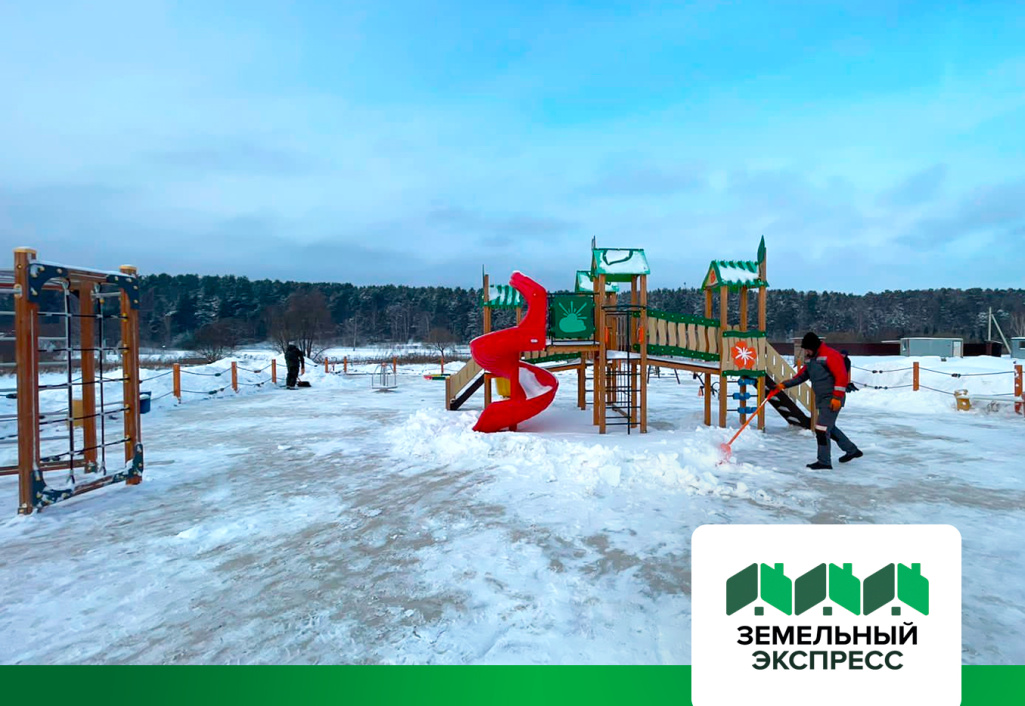 Чистка снега на детской площадке поселка "Фаворит"
