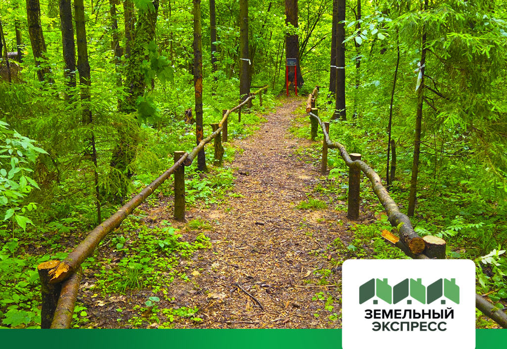 «Триумфальный» становится еще уютнее:  установлены декоративные ограждения у лесных троп