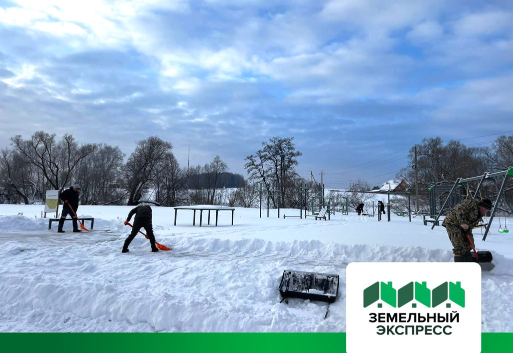 Чистка снега на спортивной площадке в КП "Фаворит"