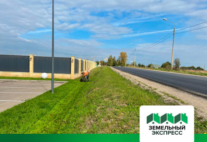 Работы по покосу газона во въездной группе поселка «Фаворит»