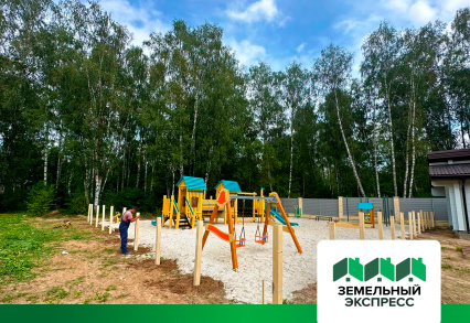 Производится установка забора на детской и спорт-площадке в КП «Лесной остров»