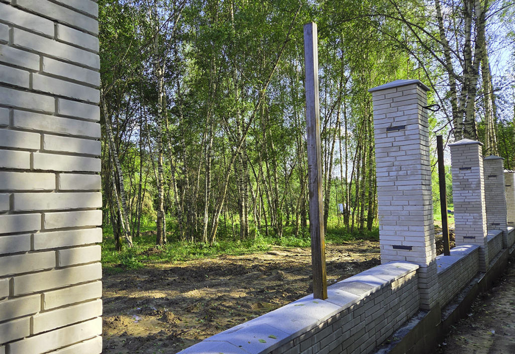 Развитие инфраструктуры КП «Каретный ряд»: монтаж фасадного забора.