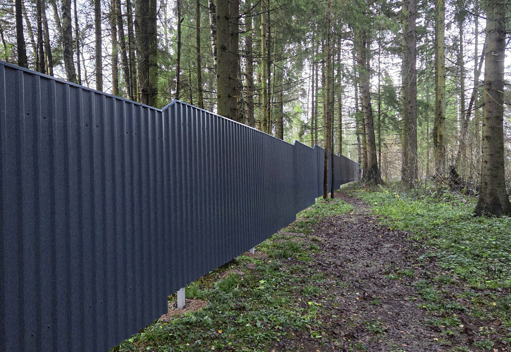 Завершены работы по возведению забора между КП «РигаЛес» и «Каретный Ряд»