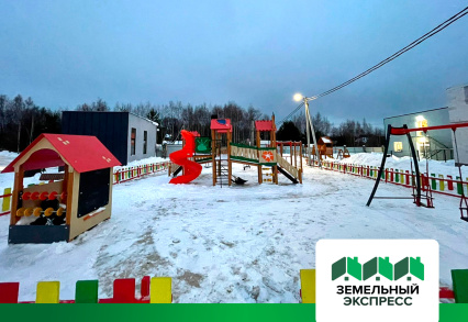 Чистка снега на детской площадке поселка "Рэд"