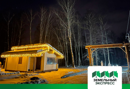 Монтаж гирлянд во въездной группе поселка "Лесной Остров"