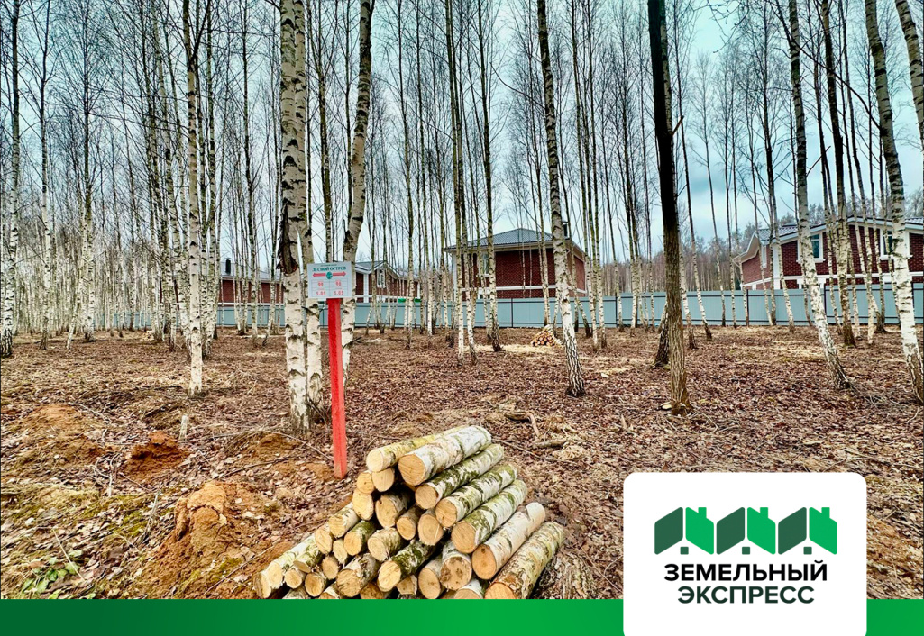 В коттеджном посёлке "Лесной остров" произвели уборку участков.