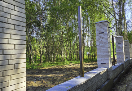 Развитие инфраструктуры КП «Каретный ряд»: монтаж фасадного забора.