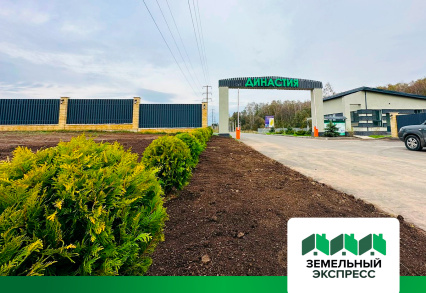 Посадка растений перед въездом в поселок "Династия"