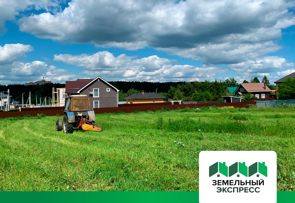 Работы по покосу газона в поселке «Фаворит»