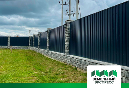 Работы по покосу газона во въездной группе поселка «Рэд»