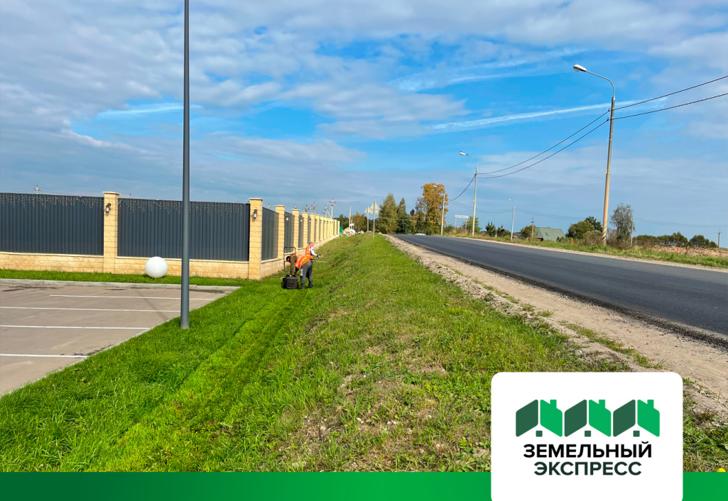 Работы по покосу газона во въездной группе поселка «Фаворит»