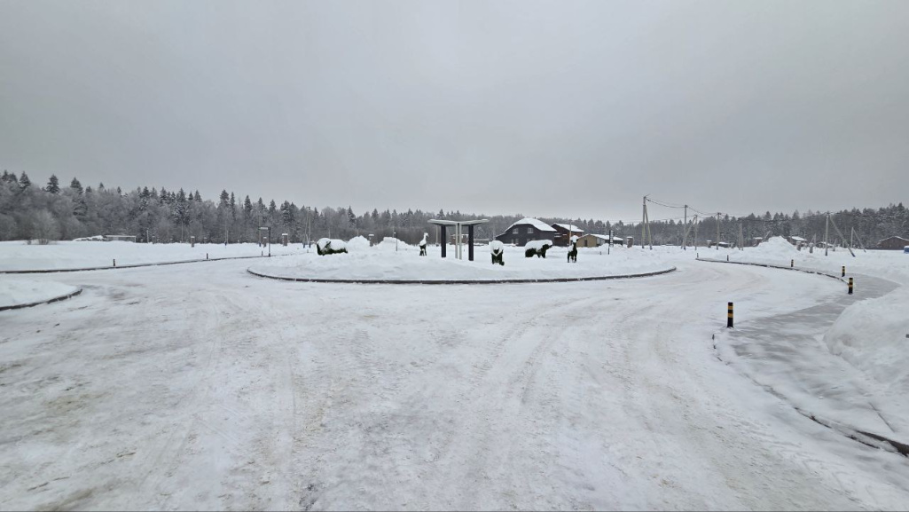 Очистка тротуаров и зон общего пользования в «Триумфальном»